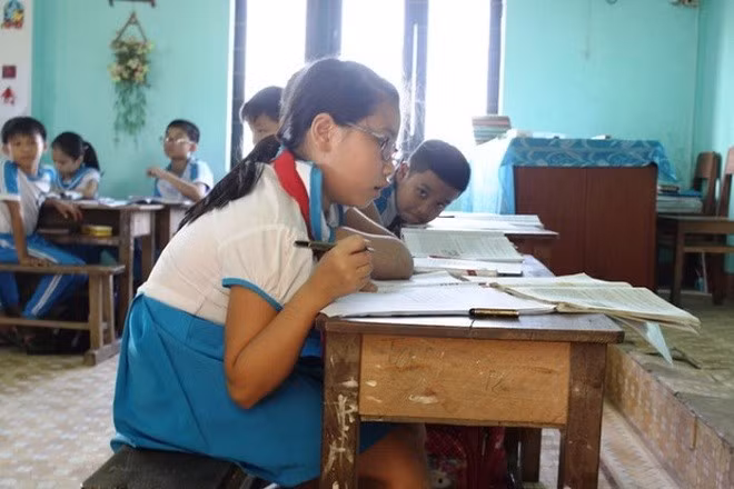 bé ngồi học bàn ghế thấp