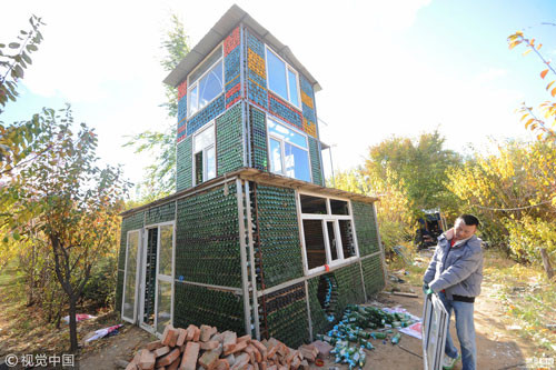 Anh cho hay vài tháng trước, bức tường dựng từ vỏ chai bia bị đổ xuống, vỡ hết nên phải bắt đầu lại từ đầu. Ngôi nhà đã xây dựng được 4 tháng, gần hoàn thành, một tay anh làm tất cả. Anh cho hay vài tháng trước, bức tường dựng từ vỏ chai bia bị đổ xuống, vỡ hết nên anh phải bắt đầu lại từ đầu.