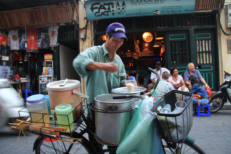 Một người bán tào phớ rong nơi phố thị