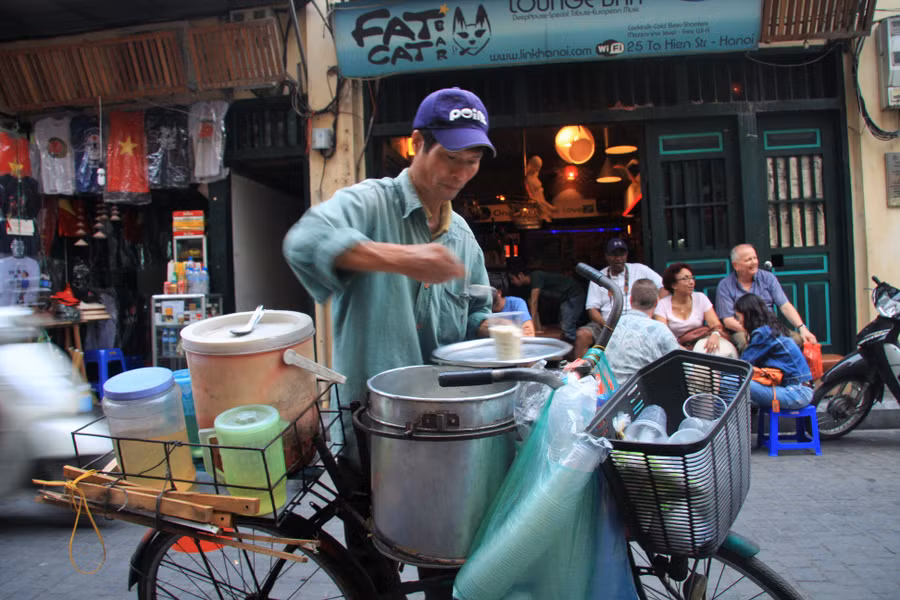 Một người bán tào phớ rong nơi phố thị