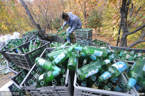 Anh Sang Kun, 34 tuổi, đang hoàn thành ngôi nhà đặc biệt của mình ởNội Mông với nguyên liệu chính là 50.000 chai bia. 6 tháng trước, anh bắt đầu thu thập khắp nơi để có được số lượng vỏ chai lớn làm nhà. Anh Sang Kun, 34 tuổi, đang hoàn thành ngôi nhà đặc biệt của mình.