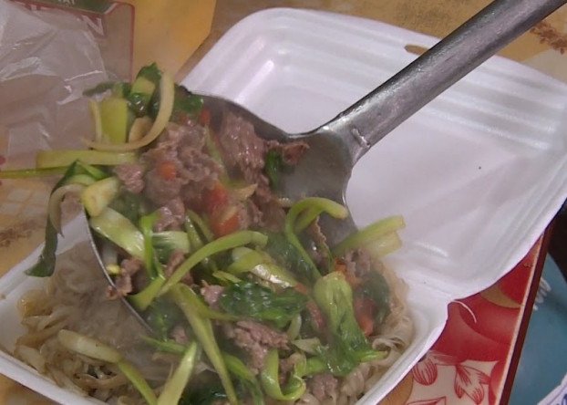 Sử dụng hộp xốp đựng thức ăn làm tăng nguy cơ ung thư và rối loạn chức năng gan, thận ảnh 2  Thức ăn nóng trên 70 độ C đựng trong hộp xốp sẽ giải phóng ra chất độc gây hại cho sức khỏe. Ảnh minh họa