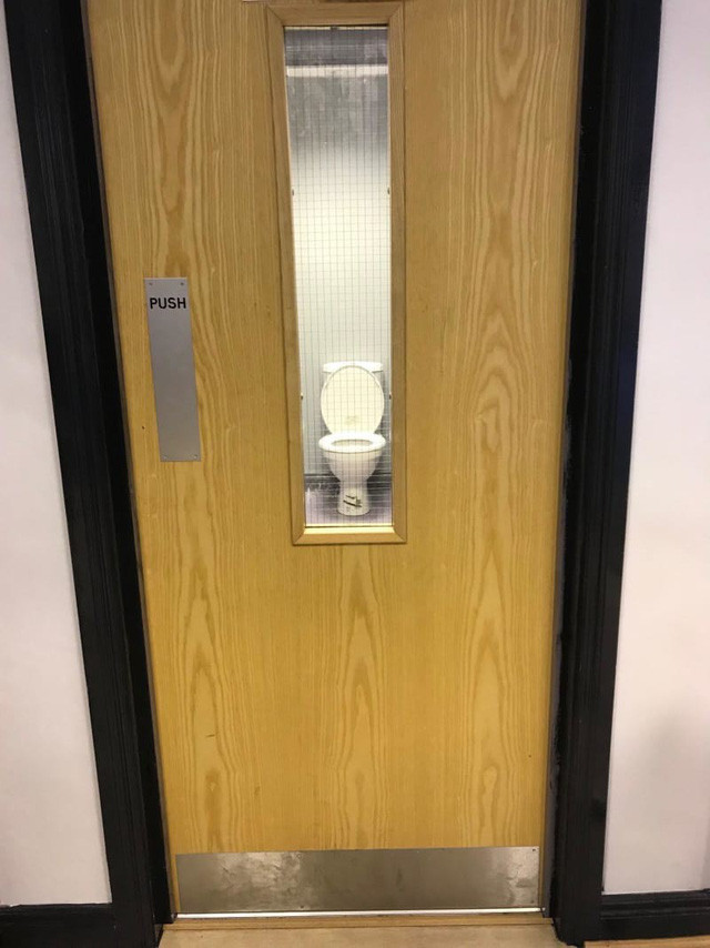 Nhà vệ sinh giúp bên ngoài quan sát rõ mồn một.