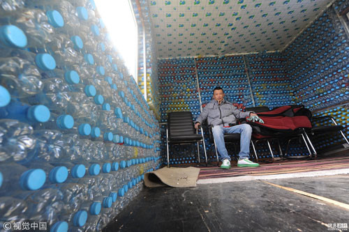 Anh chia sẻ năm ngoái từng bỏ ra 5.000 nhân dân tệ mua 70.000 chai nhựa về xây nhà,nhưng cảm thấy không ổn vì vật liệu nhựa dễ bị ảnh hưởng bởi nắng mưa, khả năng chống nắng kém và hay có mùi, gây ảnh hưởng tới sức khỏe. Anh chia sẻ năm ngoái từng xây một căn nhà với 70.000 chai nhựa nhưng cảm thấy không ổn vì vật liệu nhựa dễ bị ảnh hưởng bởi nắng mưa và hay có mùi, gây ảnh hưởng tới sức khỏe.