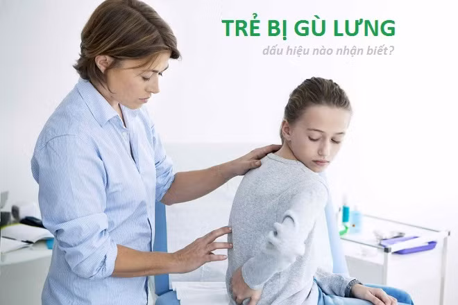 khám trẻ bị gù lưng
