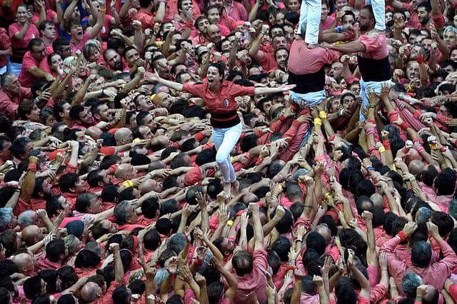 Choáng ngợp cuộc so tài dựng tháp người ở Tây Ban Nha - Hình 10