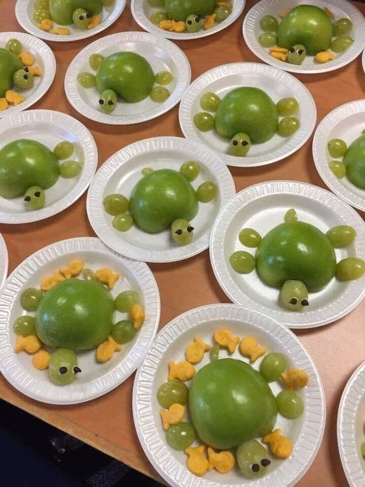 Các loại trái cây như táo, cam, lê được cắt tỉa thành những hình con vật cực đáng yêu.