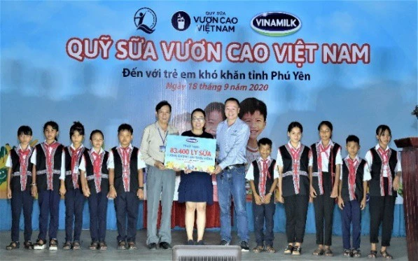 Năm 2020, Vinamilk và Quỹ sữa Vươn cao Việt Nam trao tặng 83.400 ly sữa, tương đương khoảng 600 triệu đồng cho 930 trẻ em có hoàn cảnh khó khăn tại tỉnh Phú Yên