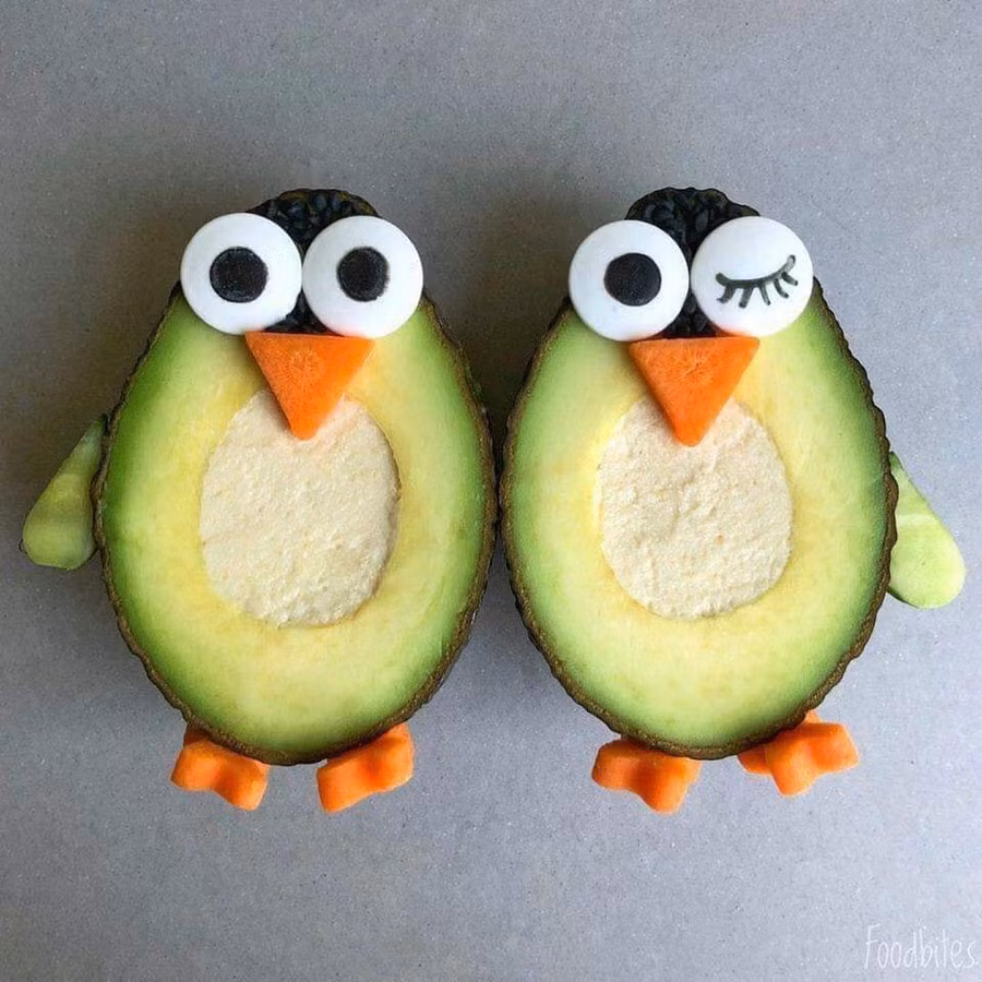 Những con cua "chầu chực" quanh chân bé gái. Ảnh: Sun.