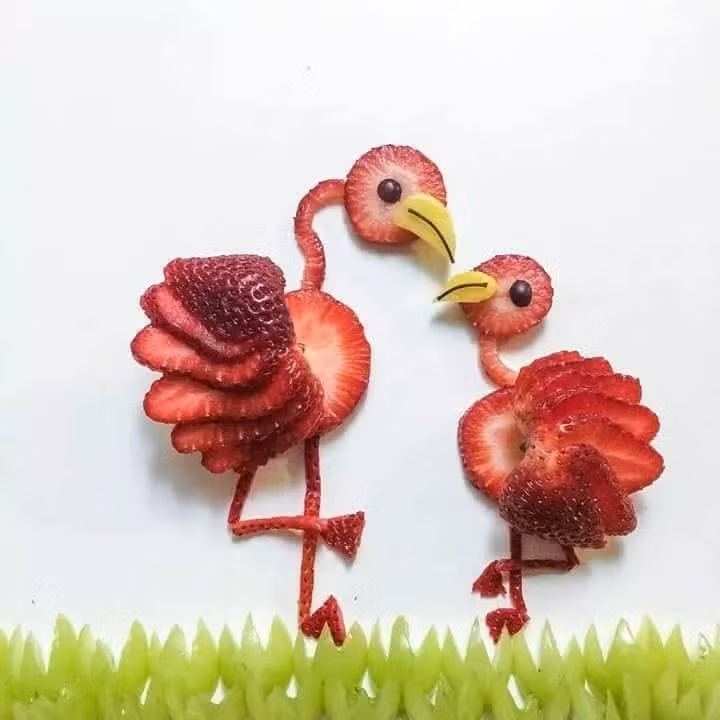 Cặp hồng hạc làm từ dâu tây chờ nhập cuộc trông trăng phá cỗ