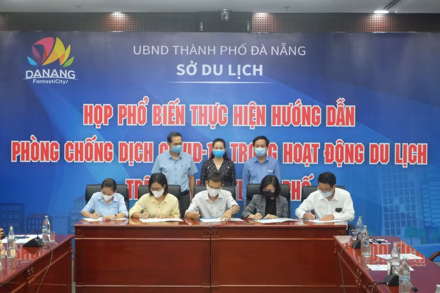 Đại diện các doanh nghiệp ký cam kết về việc thực hiện đúng quy định về công tác phòng, chống dịch Covid-19.