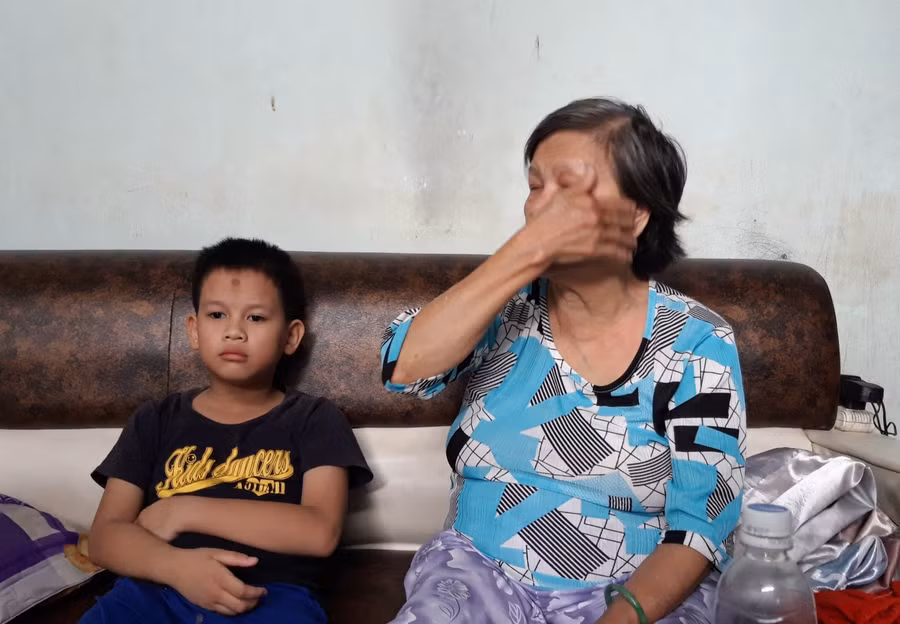 Bà Ngọc lo lắng ít năm nữa không còn đủ sức khỏe để chăm lo cho con, cháu.