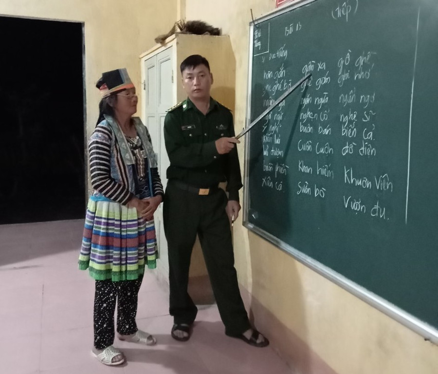 Học viên phấn khởi khi đọc thông, viết thạo ở tuổi 40-50. (Ảnh: NT) Học viên phấn khởi khi đọc thông, viết thạo ở tuổi 40-50. (Ảnh: NT)