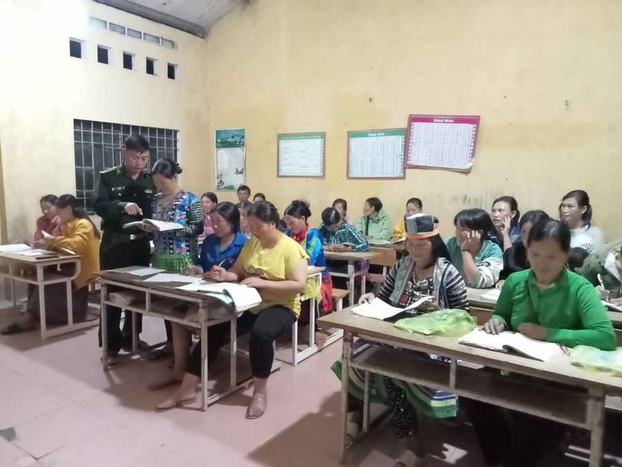 Lớp học xoá mù được mở từ 7h đến 11h giờ đêm. (Ảnh: NT) Lớp học xoá mù được mở từ 7h đến 11h giờ đêm. (Ảnh: NT)