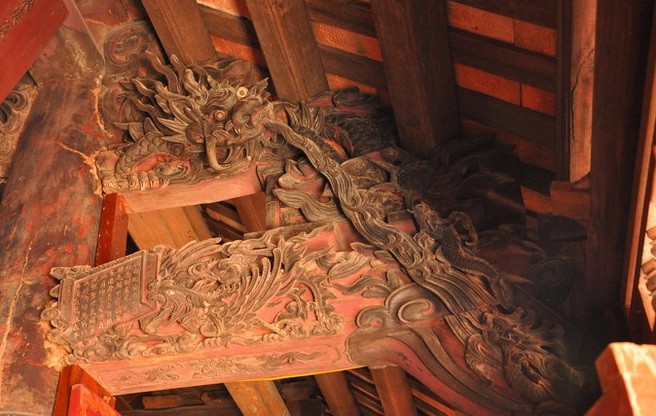 Bài Vịnh cảnh đình được người xưa tạc trực tiếp trên xà gỗ tới nay vẫn còn lưu giữ nguyên vẹn