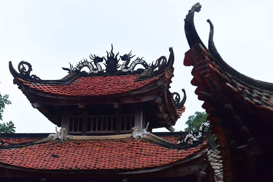 Mái của tòa Phương đình với những chi tiết trang trí đắp nổi