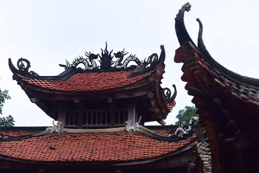 Mái của tòa Phương đình với những chi tiết trang trí đắp nổi