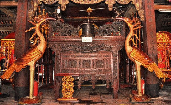 Hương án gian nhà Tiền tế được chạm trổ hoàn toàn bằng tay trong vòng 4 năm, có niên đại cách đây gần 300 năm