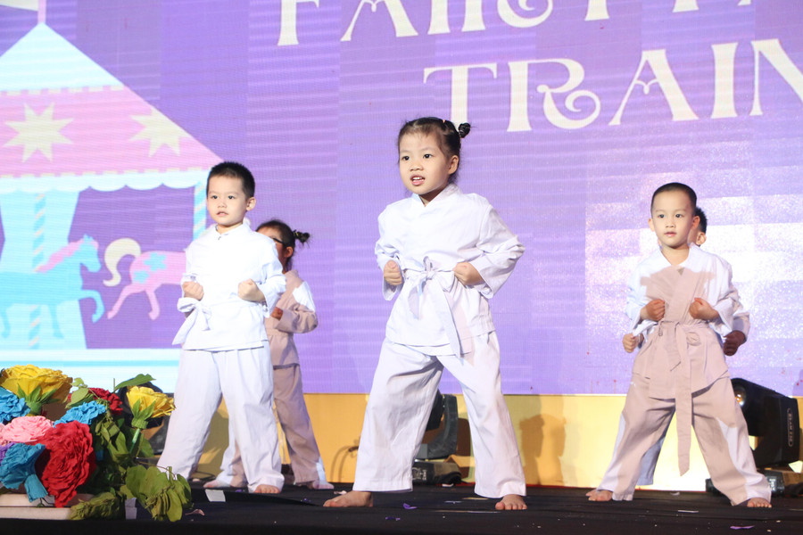 Trẻ với bài tập võ Wushu.