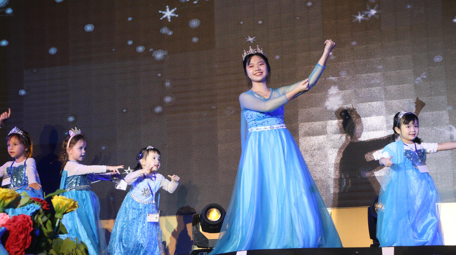 Cô giáo vào vai "Công chúa Elsa" và phiêu cùng điệu múa bên học trò.