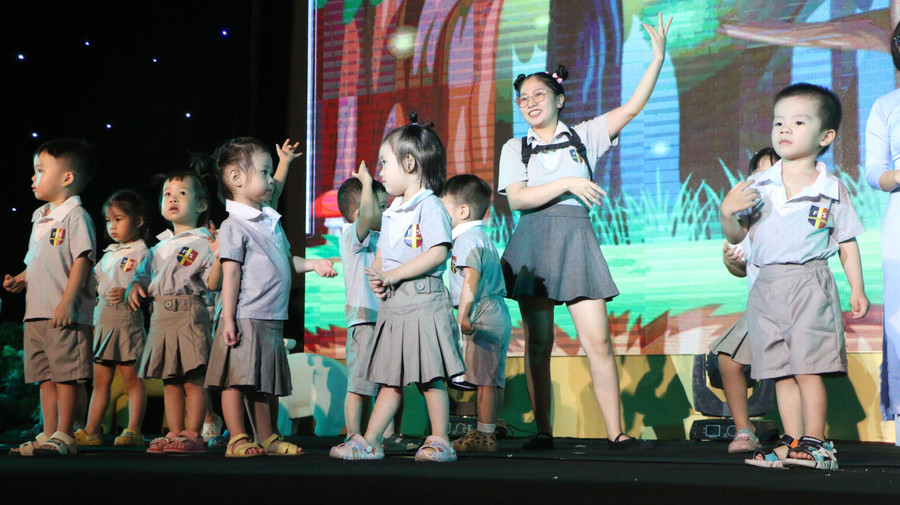 Cô trò cùng phiêu trên nền âm thanh, ánh sáng sôi động của đại nhạc hội.