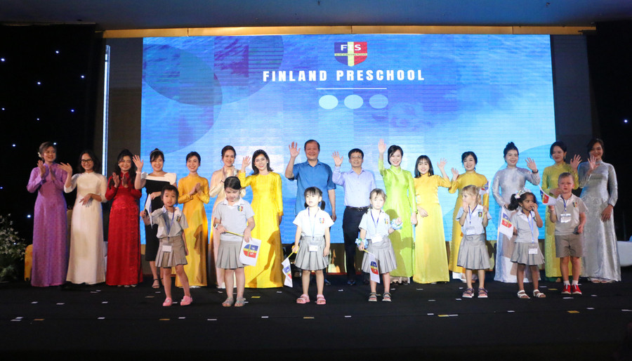 Các đại biểu cùng cô trò nhà trường chính thức đón chào năm học mới 2022-2023 với không khí phấn khởi.