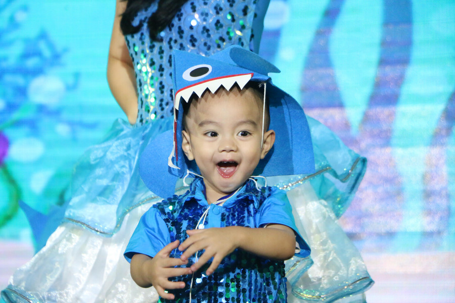 "Chú Cá mập" đáng yêu tỏ ra rất phấn khích trong bài nhảy "Baby Shark".