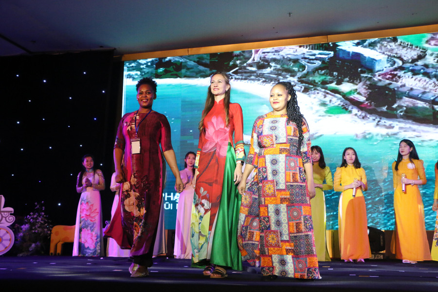Những tà áo dài thướt tha biểu tượng của người phụ nữ Việt Nam được các cô giáo người Việt và nước ngoài cùng diện trên sân khấu trên nền bài hát "Xin chào Việt Nam".