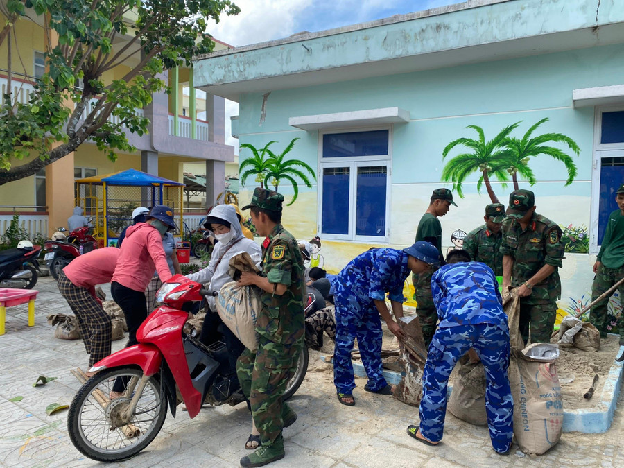 Cán bộ, chiến sĩ Ban CHQS huyện Lý Sơn cùng các đơn vị LLVT đóng quân trên đảo cũng tham gia hỗ trợ các trường chặt tỉa cây xanh có nguy cơ ngã đổ, chuyển tài liệu, thiết bị đồ dùng dạy học về nơi an toàn. Cán bộ, chiến sĩ Ban CHQS huyện Lý Sơn cùng các đơn vị LLVT đóng quân trên đảo cũng tham gia hỗ trợ các trường chặt tỉa cây xanh có nguy cơ ngã đổ, chuyển tài liệu, thiết bị đồ dùng dạy học về nơi an toàn.
