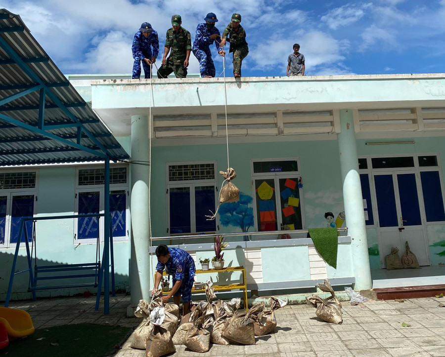 Ông Nguyễn Ngọc Thái – Giám đốc Sở GD&ĐT tỉnh Quảng Ngãi cho biết, tỉnh sẽ cho tạm dừng việc dạy và học trong toàn ngành từ ngày 27/9 đến khi có thông báo mới để phòng chống bão số 4. Các cơ sở giáo dục có trách nhiệm sắp xếp phòng, lớp học an toàn cho người dân vào ở trong khi bão đổ bộ, phối hợp gia đình, địa phương không cho học sinh, giáo viên, nhân viên ra ngoài khi bão vào (trừ trường hợp đặc biệt). Ông Nguyễn Ngọc Thái – Giám đốc Sở GD&ĐT tỉnh Quảng Ngãi cho biết, tỉnh sẽ cho tạm dừng việc dạy và học trong toàn ngành từ ngày 27/9 đến khi có thông báo mới để phòng chống bão số 4. Các cơ sở giáo dục có trách nhiệm sắp xếp phòng, lớp học an toàn cho người dân vào ở trong khi bão đổ bộ, phối hợp gia đình, địa phương không cho học sinh, giáo viên, nhân viên ra ngoài khi bão vào (trừ trường hợp đặc biệt).