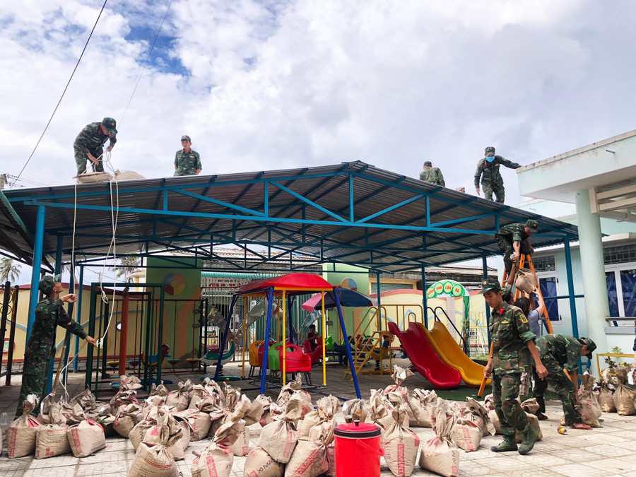 Đợt này, Ban Chỉ huy quân sự huyện Lý Sơn phối hợp cùng các đơn vị lực lượng vũ trang trên địa bàn đã huy động gần 100 cán bộ, chiến sĩ giúp nhân dân, các cơ quan, trường học cắt tỉa cây xanh, chằng chống nhà cửa để phòng, chống bão. Đợt này, Ban Chỉ huy quân sự huyện Lý Sơn phối hợp cùng các đơn vị lực lượng vũ trang trên địa bàn đã huy động gần 100 cán bộ, chiến sĩ giúp nhân dân, các cơ quan, trường học cắt tỉa cây xanh, chằng chống nhà cửa để phòng, chống bão.