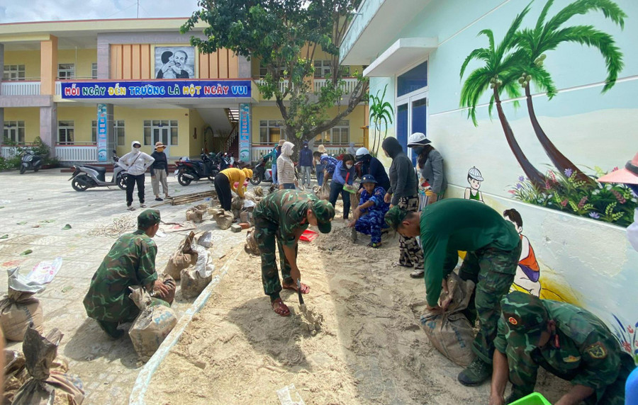 Ông Phan Văn Thảo - Trưởng phòng GD&ĐT huyện Lý Sơn cho biết, toàn huyện có 8 trường mẫu giáo đến THCS với hơn 4.500 học sinh. Đến thời điểm này công tác chằng chống phòng, lớp, chặt tỉa cây xanh tại các trường học trên đảo đã cơ bản hoàn tất. Ông Phan Văn Thảo - Trưởng phòng GD&ĐT huyện Lý Sơn cho biết, toàn huyện có 8 trường mẫu giáo đến THCS với hơn 4.500 học sinh. Đến thời điểm này công tác chằng chống phòng, lớp, chặt tỉa cây xanh tại các trường học trên đảo đã cơ bản hoàn tất.