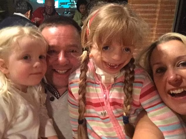 Gặp em bé “hạnh phúc nhất thế gian” dù khuôn mặt biến dạng sau 29 lần phẫu thuật 