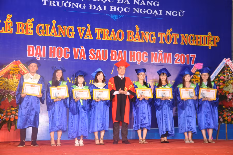 Trường ĐH Ngoại ngữ (ĐH Đà Nẵng) khen thưởng sinh viên, học viên tốt nghiệp thủ khoa 
