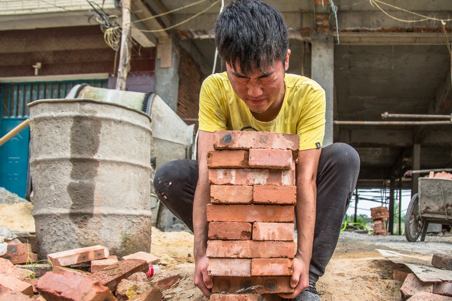 Cảm động cậu học sinh làm việc tại công trường để cứu em mắc bệnh bạch cầu