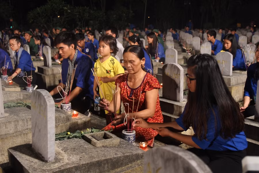 Bà con nhân dân cũng đến dâng hương, dâng hoa tại nghĩa trang liệt sĩ Việt – Lào