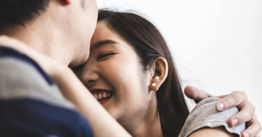 Anh ấy thích dành thời gian với vợ, nói chuyện với cô ấy và làm mọi việc cùng nhau. (Ảnh: ITN). Anh ấy thích dành thời gian với vợ, nói chuyện với cô ấy và làm mọi việc cùng nhau. (Ảnh: ITN).