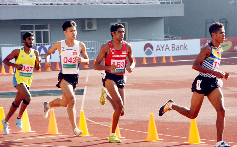 Tuy bị chấn thương, nhưng Lê Trung Đức (số đeo 043) vẫn xuất sắc giành huy chương bạc ở nội dung 5000m.