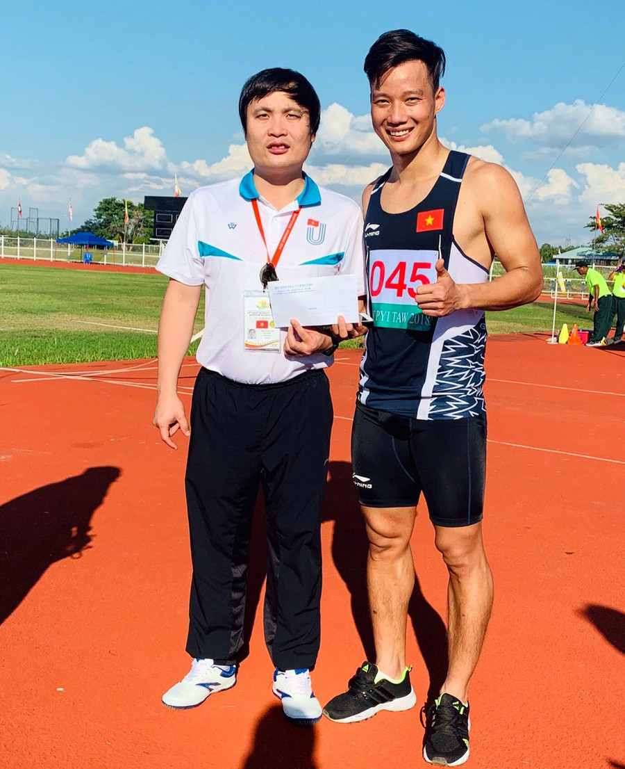 Đại diện đoàn động viên và thưởng nóng cho Nguyễn Hoài Văn huy chương vàng nội dung ném lao. Đại diện đoàn động viên và thưởng nóng cho Nguyễn Hoài Văn huy chương vàng nội dung ném lao.