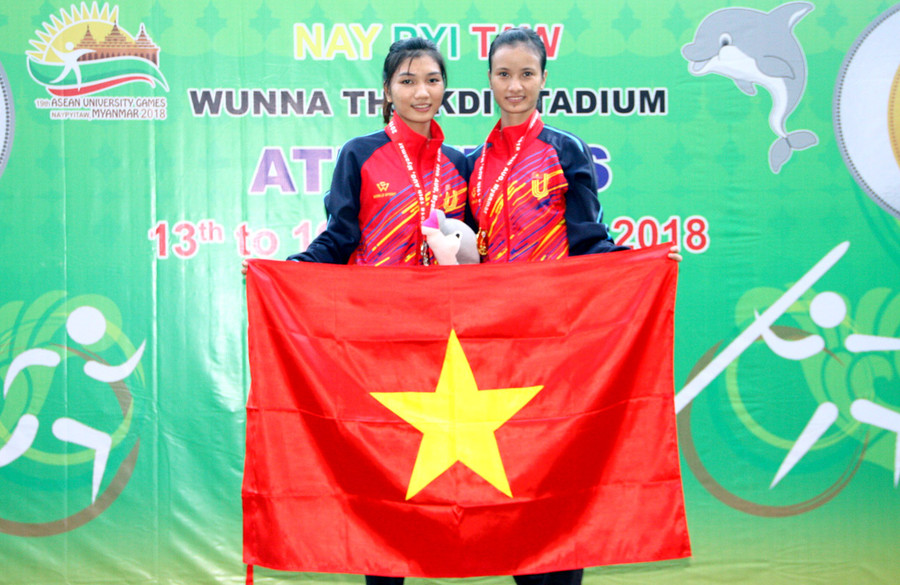 Vũ Thị Ly (phải) và Phạm Thị Thúy Hạnh - 2 vận động viên giành huy chương vàng và bạc ở nội dung 800m.