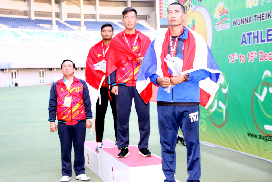 Đại diện ban tổ chức trao thưởng cho các vận động viên.