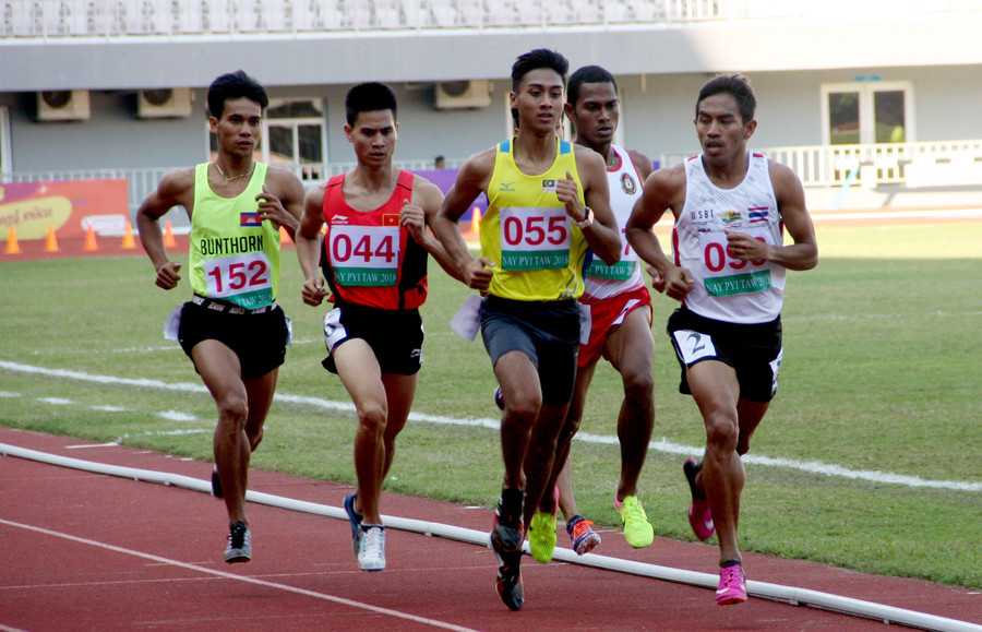 Dương Văn Thái (số đeo 044) giành huy chương đồng ở nội dung 800m