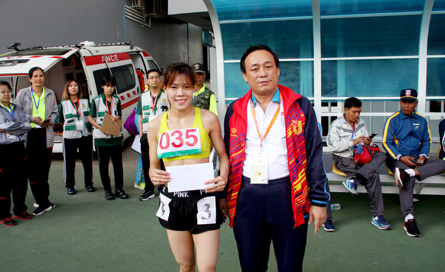 Lãnh đạo Đoàn thể thao Việt Nam động viên và thưởng nóng cho Phạm Thị Huệ.