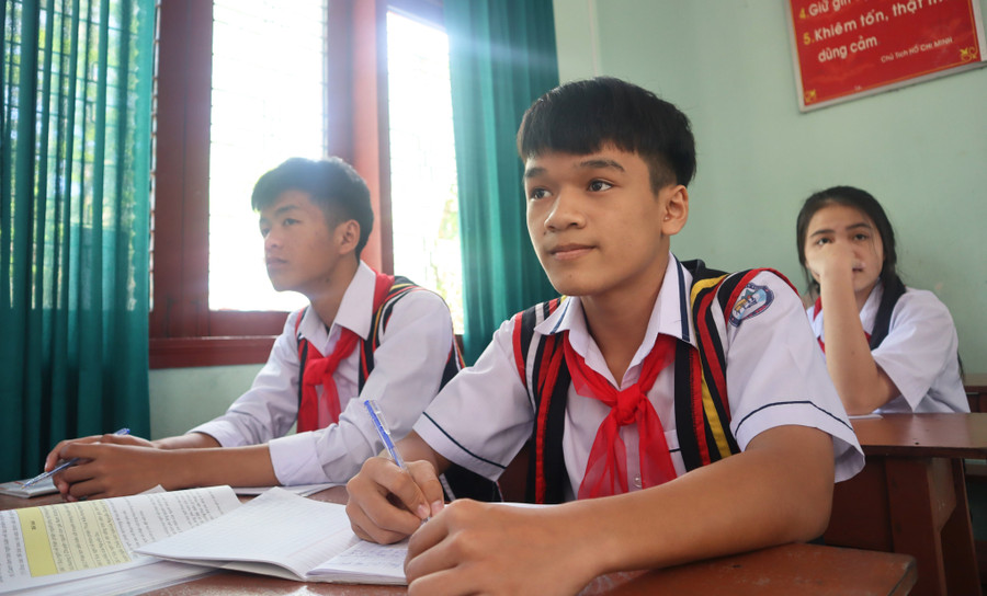 Theo Kỹ, để học tốt sử thì phải tập trung nghe thầy cô giảng bài kết hợp với sách, tư liệu từ các nguồn khác ngoài sách giáo khoa. Ảnh: Trần Tươi. Theo Kỹ, để học tốt sử thì phải tập trung nghe thầy cô giảng bài kết hợp với sách, tư liệu từ các nguồn khác ngoài sách giáo khoa. Ảnh: Trần Tươi.