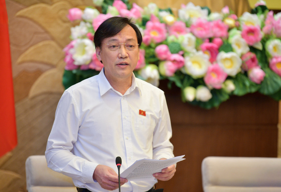 Phó Chủ nhiệm Ủy ban Văn hóa, Giáo dục Phan Viết Lượng báo cáo tại phiên họp