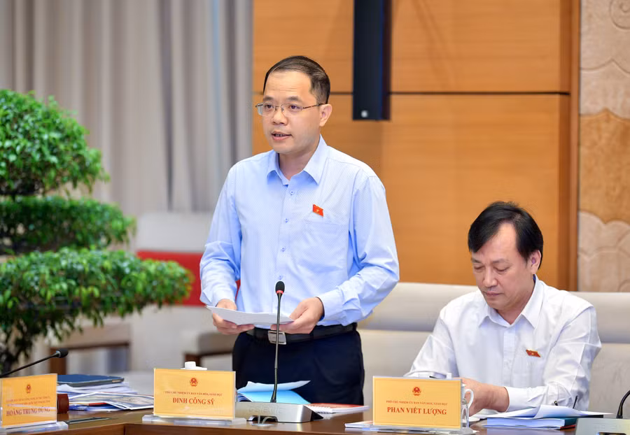 Phó Chủ nhiệm Ủy ban Văn hóa, Giáo dục Đinh Công Sỹ báo cáo tại phiên họp.
