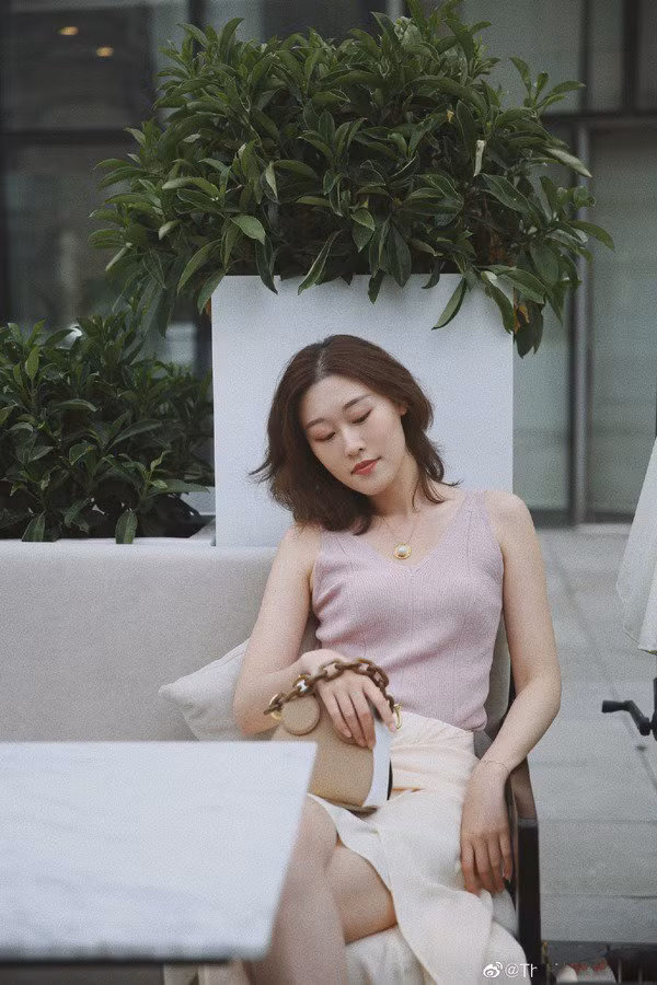 di lam dung mac may mau ao nay, hoac khong phong cach cua cac nang se tut hang the tham - 1