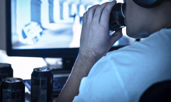 Nước uống tăng lực có thể cực kỳ nguy hiểm khi không được sử dụng ở mức độ vừa phải hoặc khi trộn với các sản phẩm chứa caffein khác. Ảnh minh họa: Shutterstock.