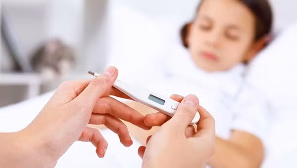 Triệu chứng dễ nhầm sốt xuất huyết và sốt thường, để lâu nguy hiểm tính mạng - Ảnh 4.