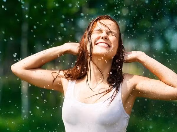 Cách chăm sóc da đúng ngày mưa ẩm ảnh 1